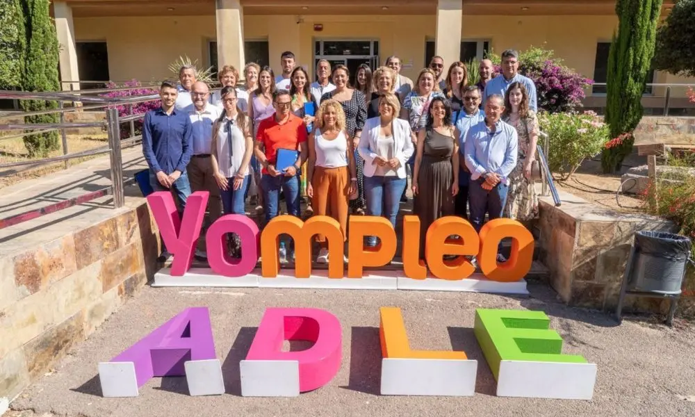 La alcaldesa de Cartagena, Noelia Arroyo, en el centro, junto a trabajadores de la ADLE (Foto: Ayto. Cartagena)