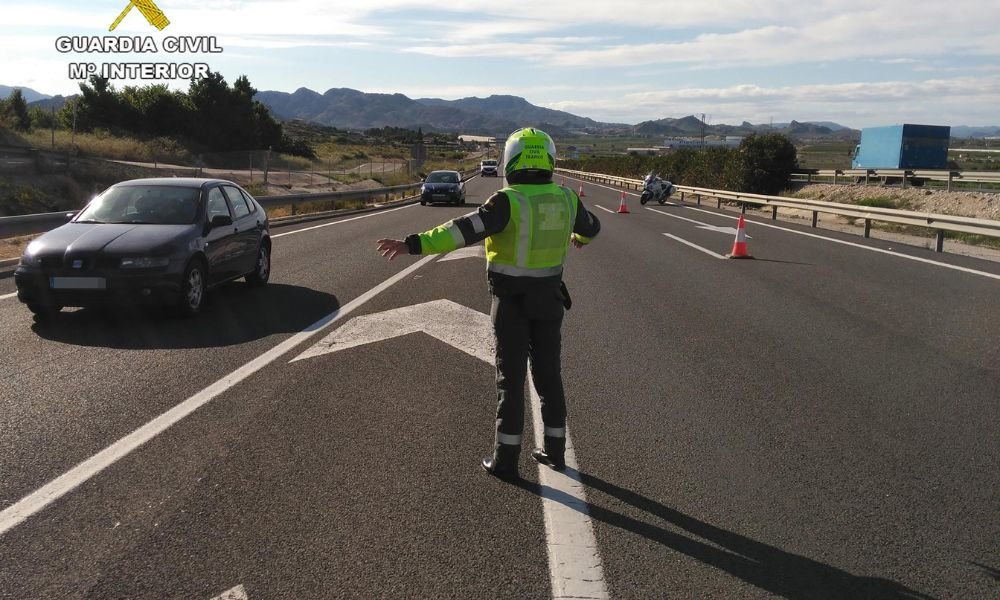 Un guardia civil haciendo labores de tráfico (Foto: GC)