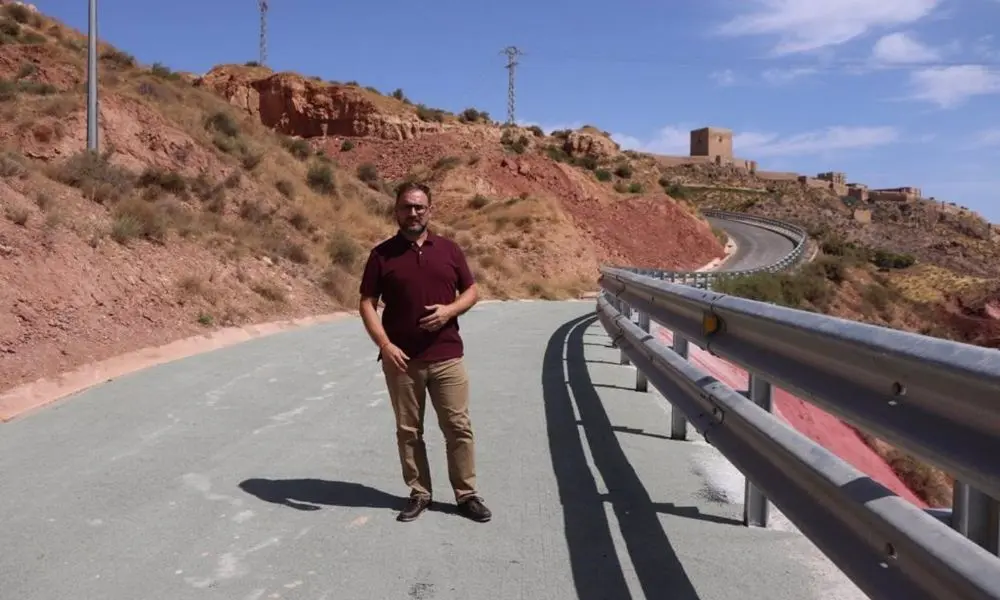 El alcalde de Lorca, Diego Jos&eacute; Mateos, en la carretera de acceso al Castillo (Foto: Ayto. Lorca)
