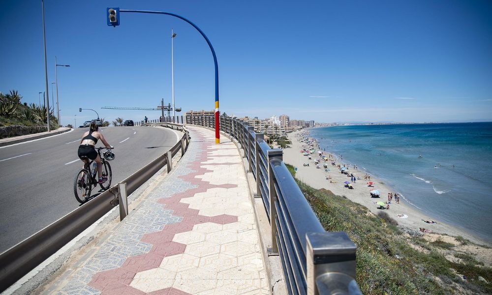 Una ciclista circula cerca de la Playa Galúa, en la Manga del Mar Menor (Foto: Europa Press)