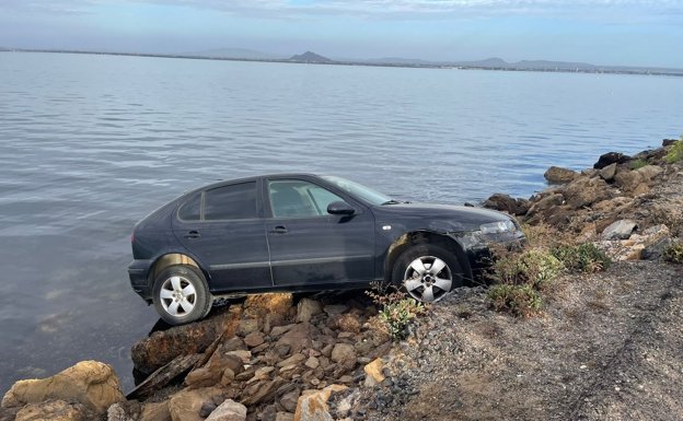 El coche accidentado, junto al Mar Menor.