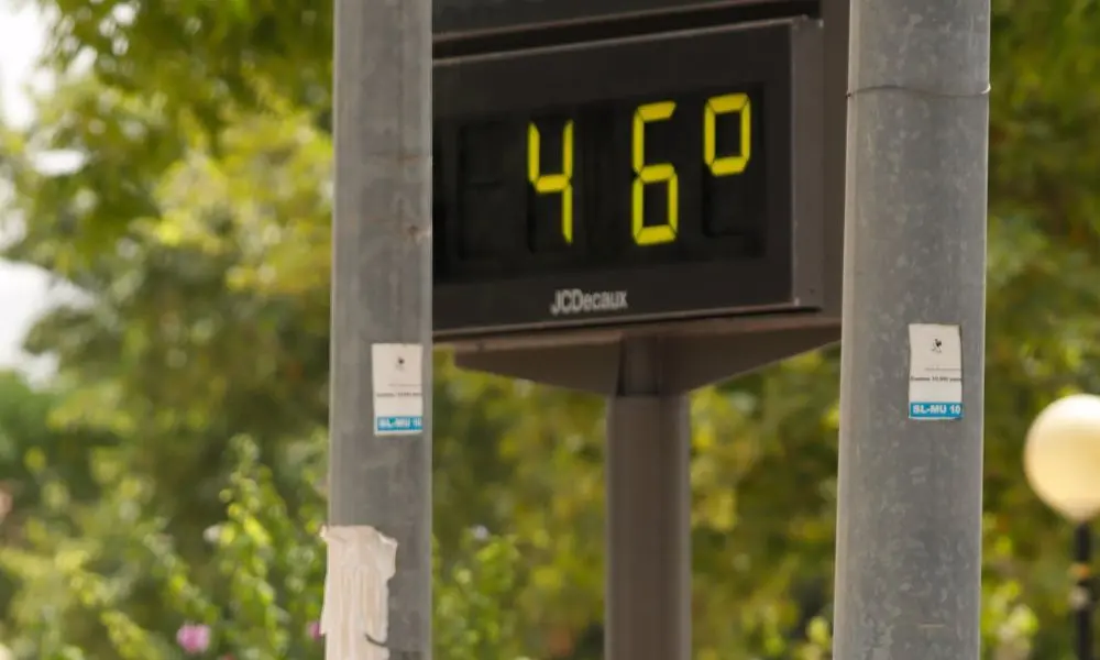Uno de los term&oacute;metros de la Regi&oacute;n de Murcia refleja el calor del mes de agosto