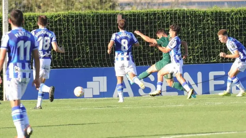 Dani Vega es perseguido por varios jugadores de la Real Sociedad B tras irse en velocidad en direcci&oacute;n a la porter&iacute;a contraria | FOTO: REAL MURCIA
