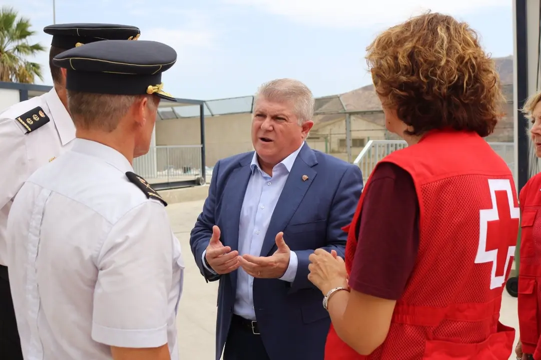 El delegado del Gobierno en la Regi&oacute;n de Murcia, Jos&eacute; V&eacute;lez, visita el nuevo Centro de Atenci&oacute;n Temporal de Extranjeros (CATE) de Cartagena | FOTO: DELEGACI&Oacute;N DEL GOBIERNO EN LA REGI&Oacute;N DE MURCIA