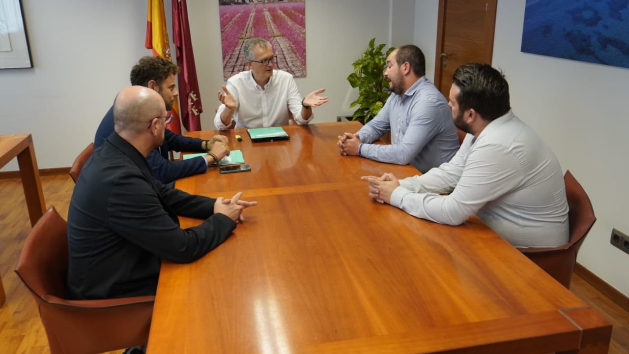 Reunión entre el consejero de Salud, Juan José Pedreño, y el alcalde de Los Alcázares, Mario Pérez