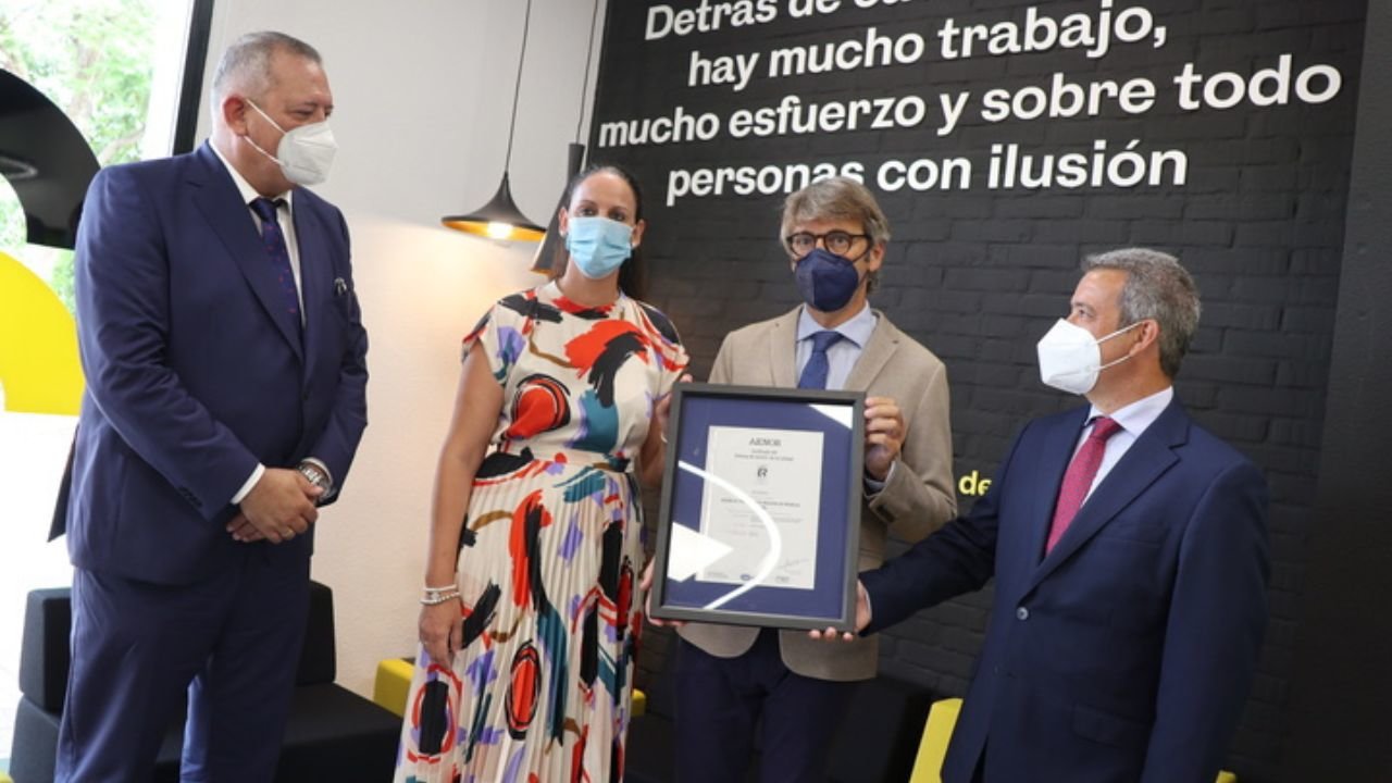 Imagen del consejero de Economía, Hacienda y Administración Digital, Luis Alberto Marín, recibiendo la certificación de calidad ISO9001 con AENOR de la Agencia Tributaria de la Región de Murcia (Foto: CARM)