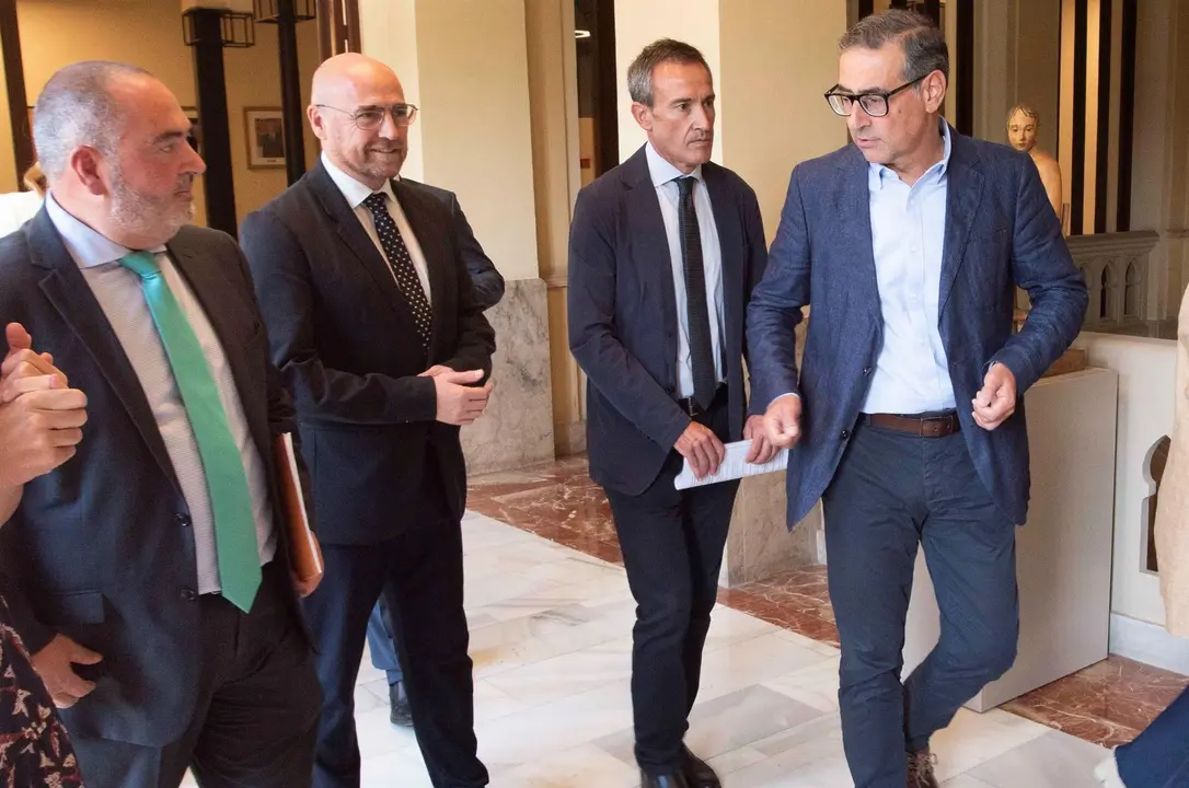 Justo Moreno, director de relaciones institucionales de AstraZeneca; Francisco Jos&eacute; Ponce, director gerente del SMS; Domingo Pascual, catedr&aacute;tico de Medicina; y el rector, Jos&eacute; Luj&aacute;n, tras la firma del acuerdo  | FOTOI: INMA G.PARDO