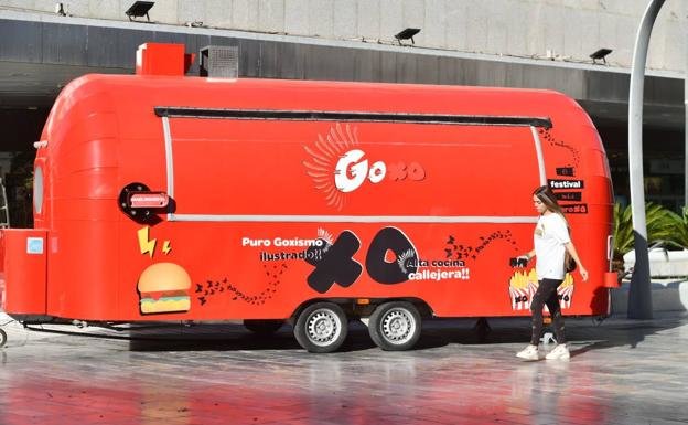 El 'food truck' GoXO de Dabiz Muñoz aparcado en la Avenida de la Libertad de Murcia
