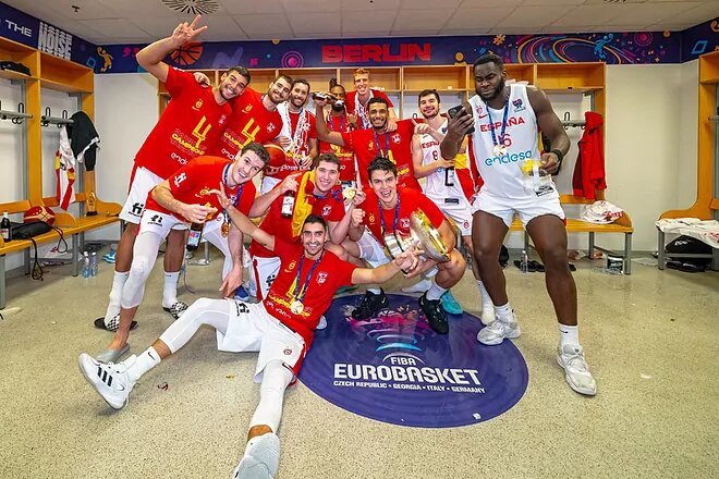 Los jugadores de la selección celebran la consecución del Eurobasket en el vestuario | FEB