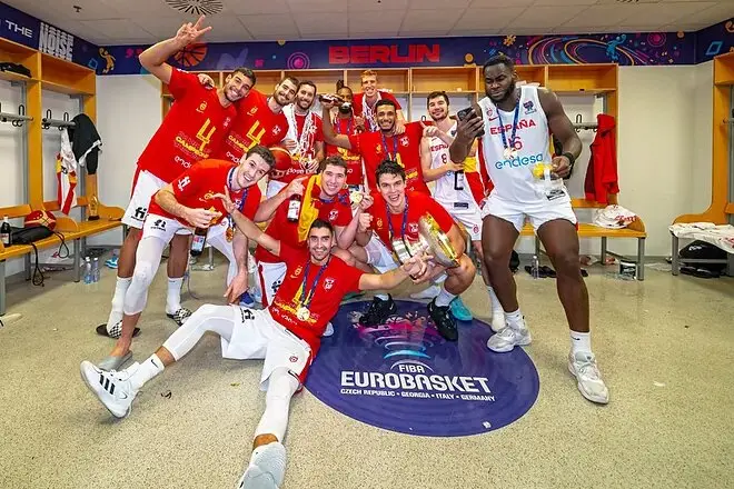 Los jugadores de la selecci&oacute;n celebran la consecuci&oacute;n del Eurobasket en el vestuario | FEB