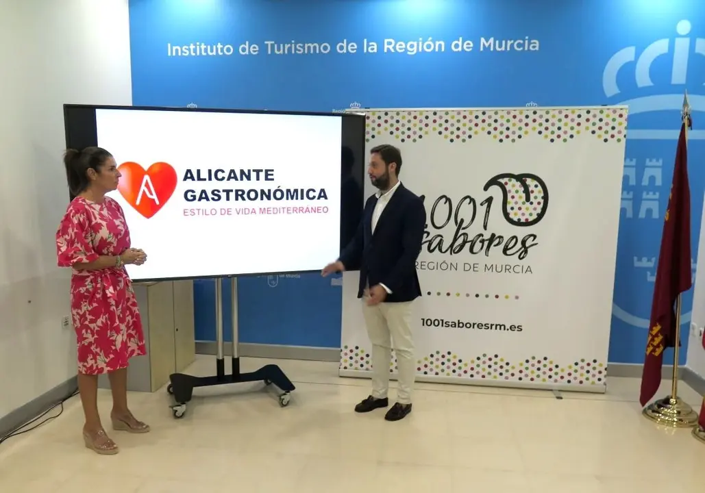 El director general del Itrem, Juan Francisco Mart&iacute;nez, y la directora del Centro de Cualificaci&oacute;n Tur&iacute;stica, M&oacute;nica Mero&ntilde;o, presentaron hoy la participaci&oacute;n de la Regi&oacute;n de Murcia en la IV edici&oacute;n de &lsquo;Alicante Gastron&oacute;mica&rsquo;. | FOTO: CARM
