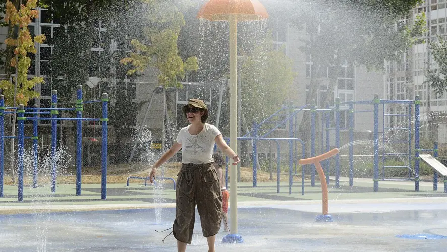 Imagen de archivo de una mujer combatiendo el calor en la Regi&oacute;n.