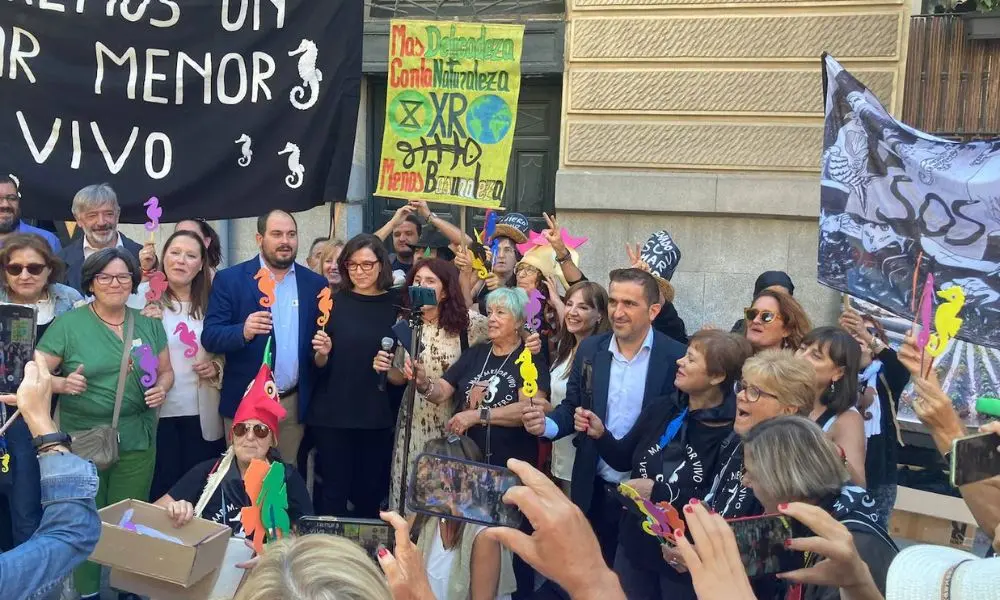 Muchos murcianos fueron al Senado a esperar la votaci&oacute;n (Foto: ILP Mar Menor)