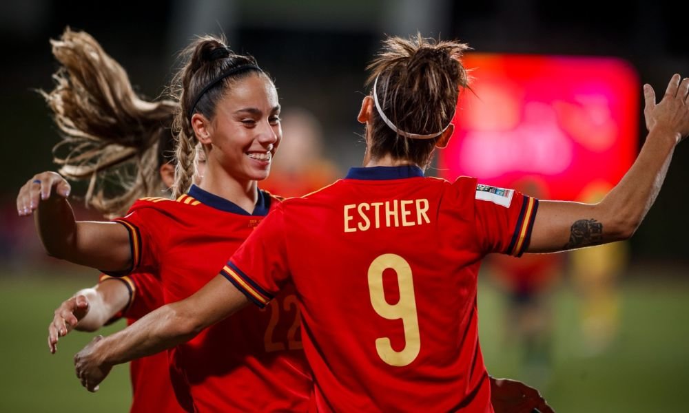 Dos jugadoras de la selección española femenina se abrazan celebrando un gol (Foto: RFEF)