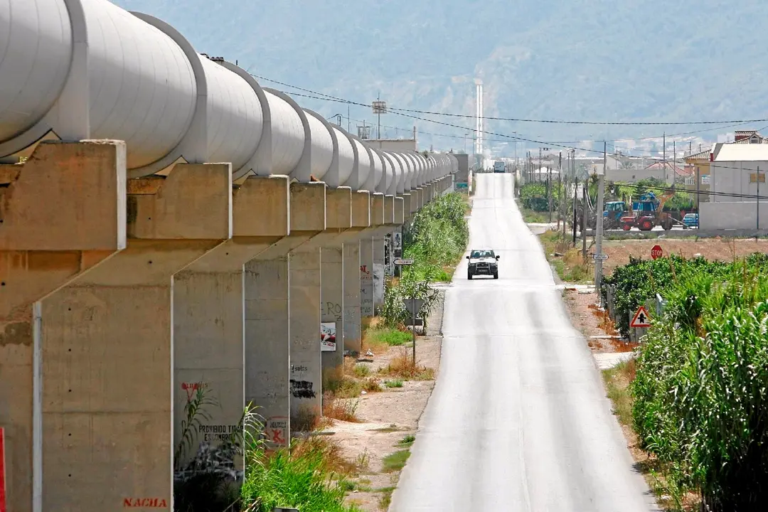 Imagen de la conducci&oacute;n del trasvase Tajo-Segura en Orihuela. Horizontal. Agua