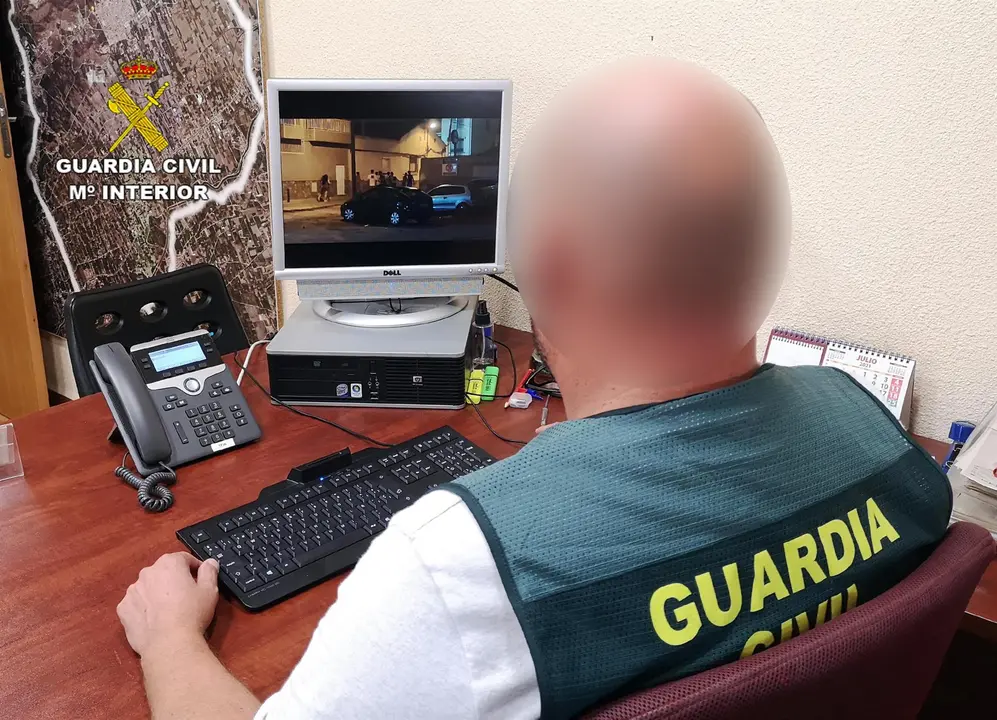 Un agente de la Guardia Civil, durante la operaci&oacute;n | FOTO: GUARDIA CIVIL