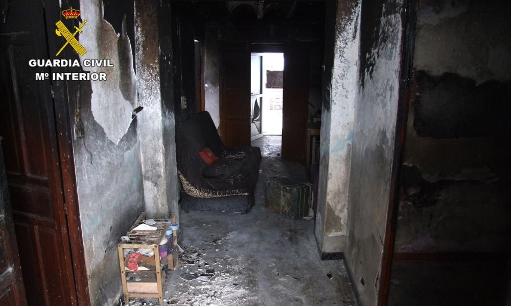 Interior de la vivienda en la que se provocó el incendio (Foto: Guardia Civil)