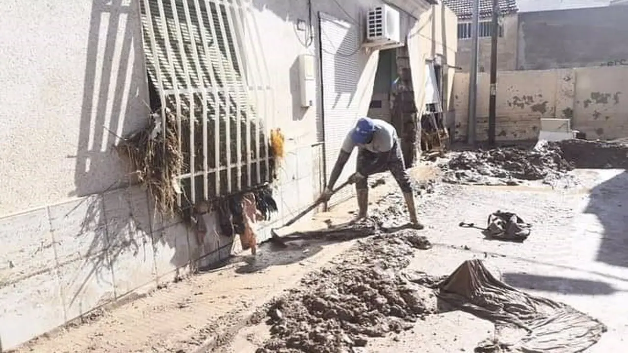 Tareas de limpieza en Javal&iacute; Viejo tras las inundaciones (Foto: Di&oacute;cesis de Cartagena)