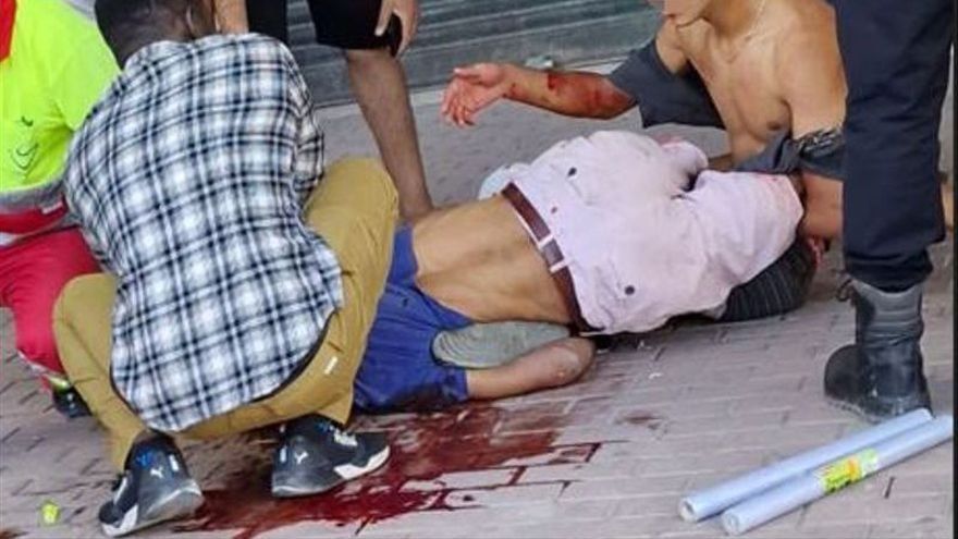 Un hombre herido sobre un gran charco de sangre tras una pelea en Barriomar (Murcia) | FOTO: TWITTER
