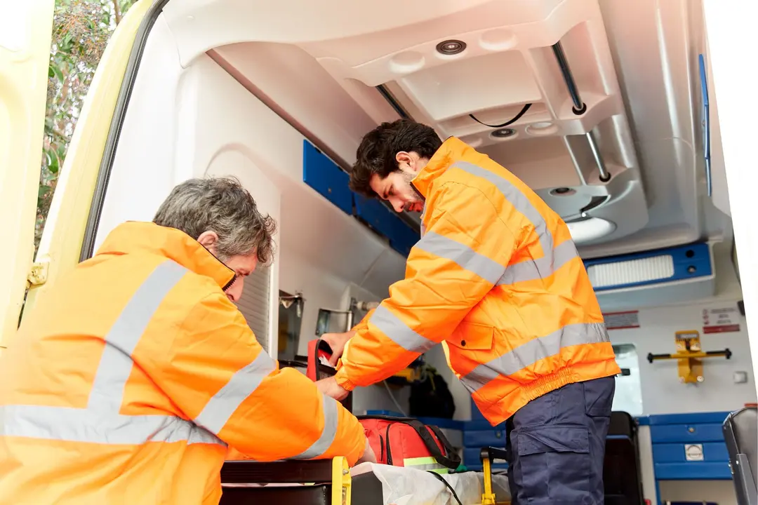 Dos sanitarios del Servicio de Emergencias durante una de sus intervenciones (Archivo)