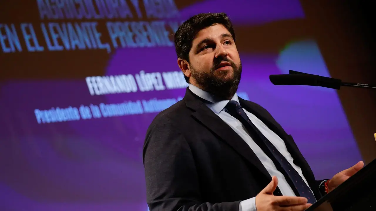 L&oacute;pez Miras en la jornada sobre Agua de La Verdad (foto: CARM)