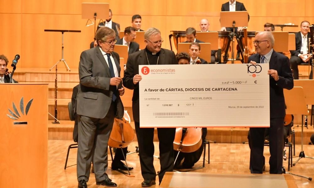 Ramón Madrid, presidente del Colegio de Economistas (izq.) entrega el cheque al obispo Lorca Planes (c) y al presidente Cáritas, José Antonio Planes