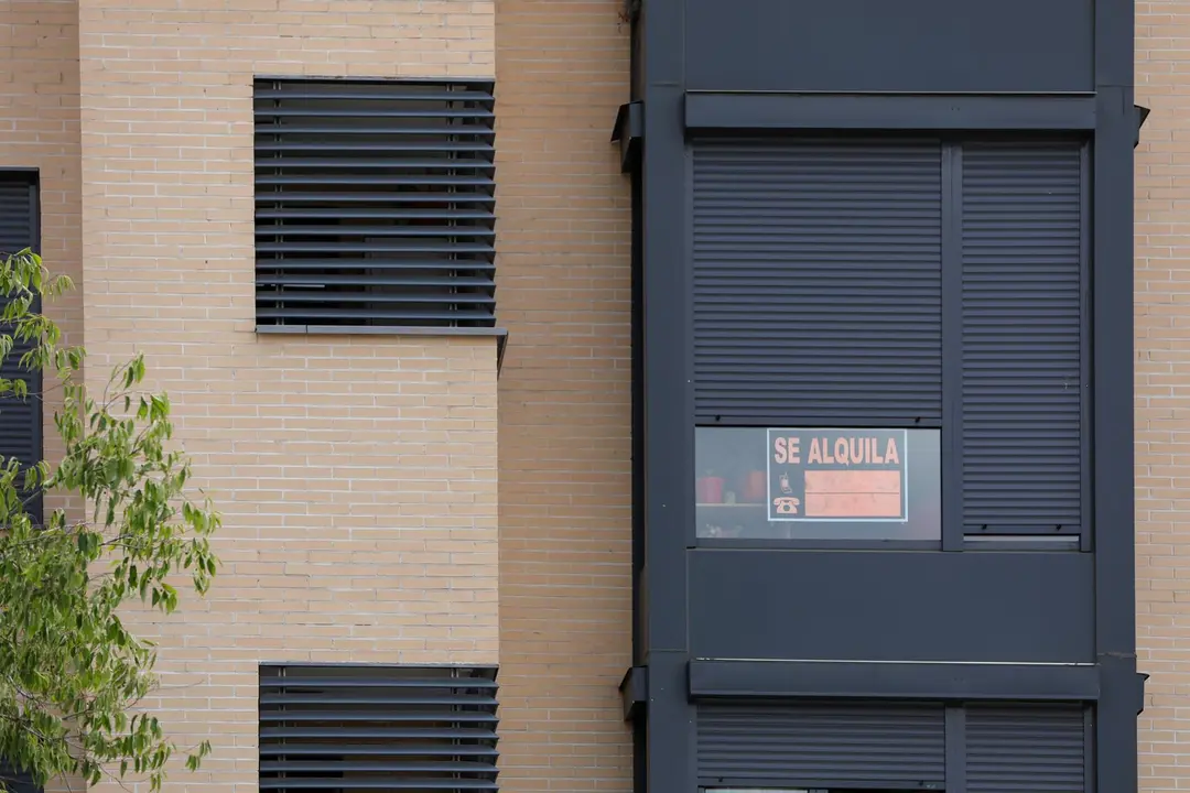 En la fachada de un edificio se ve un cartel de 'Se Alquila' bajo la persiana de uno de los pisos | FOTO: EUROPA PRESS