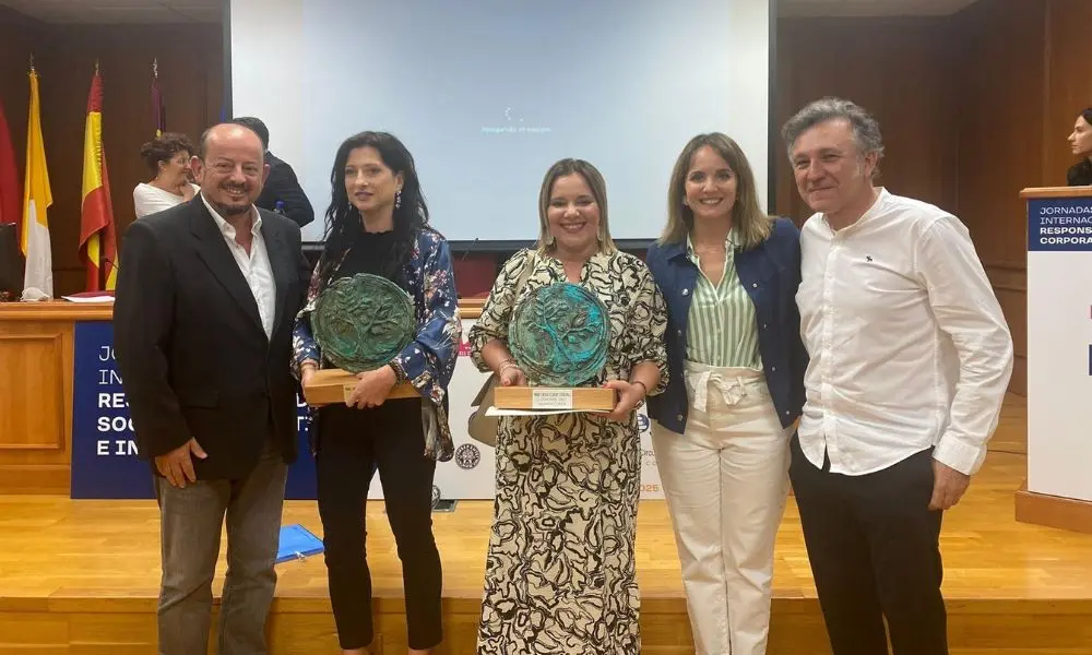 V&iacute;ctor Meseguer (UCAM) junto a Vicky Mart&iacute;nez (Unisa), Marita D&oacute;lera (AgroDolores), Gema Alc&aacute;zar (Circular Economy Consulting) y el artista Nicol&aacute;s de Maya (Foto: UCAM)