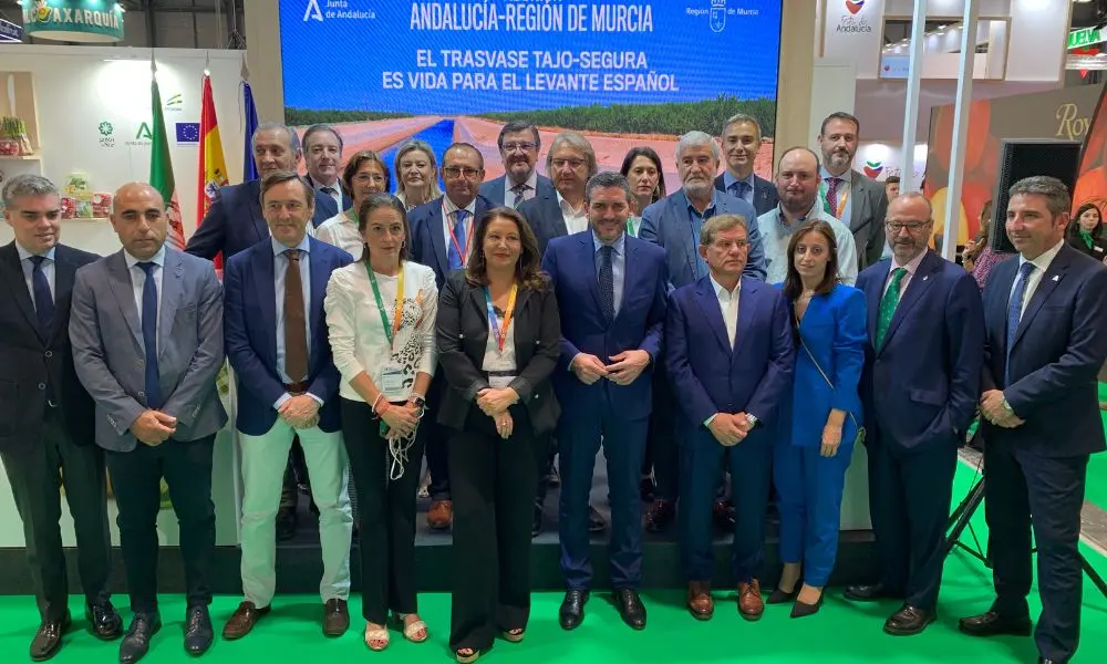 Representantes de Murcia y Andaluc&iacute;a, con los respectivos consejeros de Agricultura, Antonio Luengo (5d) y Carmen Crespo (5i), en Fruit Attracion (Foto: CARM)