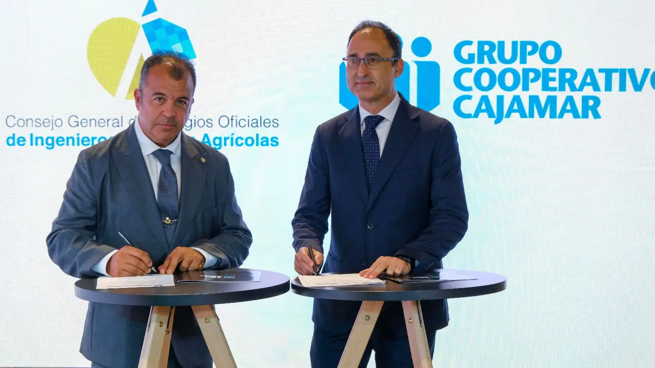 Firma del convenio entre Cajamar y los ingenieros agr&iacute;colas