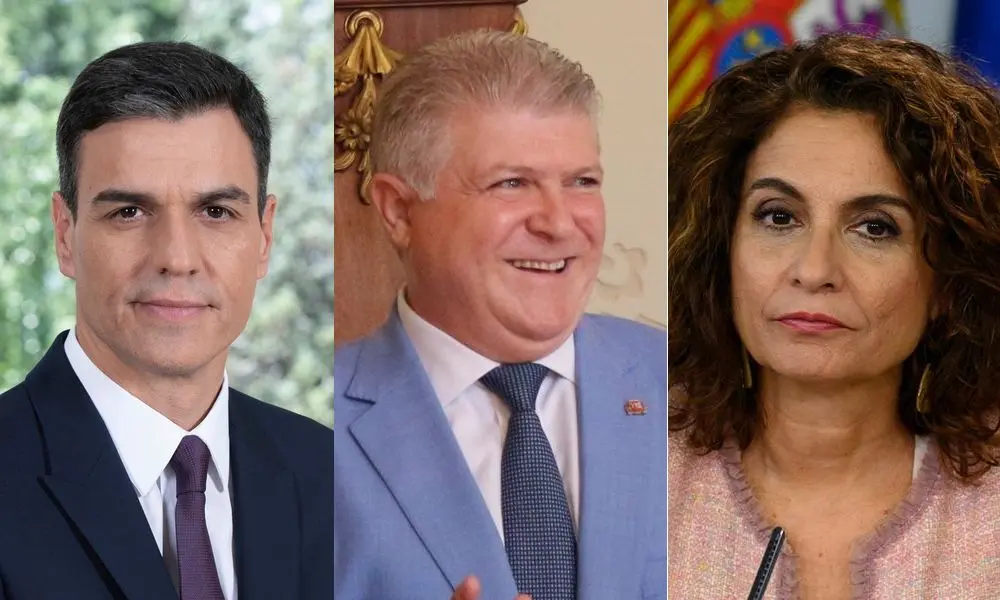 De izq. a der., Pedro S&aacute;nchez, presidente del Gobierno, Jos&eacute; V&eacute;lez, delegado del Gobierno en la Regi&oacute;n y Mar&iacute;a Jes&uacute;s Montero, ministra de Hacienda
