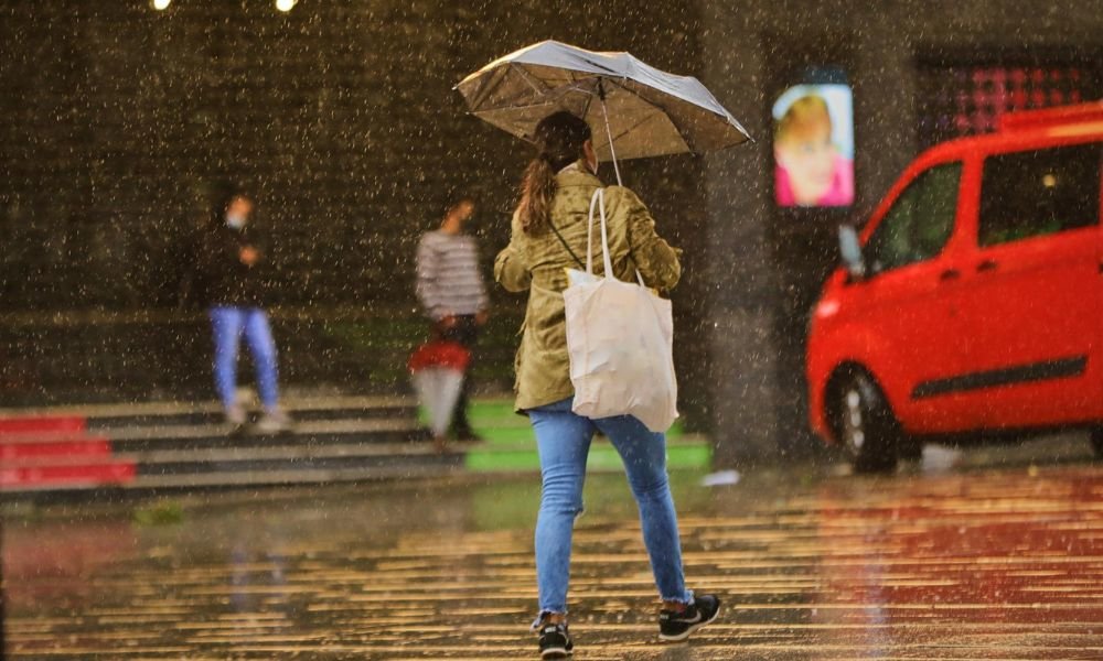 Una persona camina por el centro de la capital en una jornada marcada por las lluvias y la bajada de temperaturas (Foto: Jesús Hellín/Europa Press)