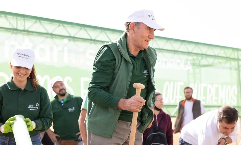 Ignacio Gal&aacute;n en la reforestaci&oacute;n organizada por los voluntarios de Iberdrola