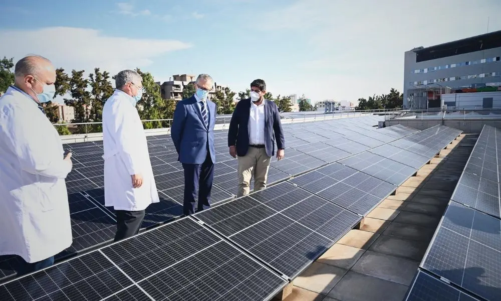 El presidente de la Comunidad, Fernando L&oacute;pez Miras, presenta las medidas de eficiencia energ&eacute;tica previstas por el Servicio Murciano de Salud hasta 2030 (Foto: CARM)