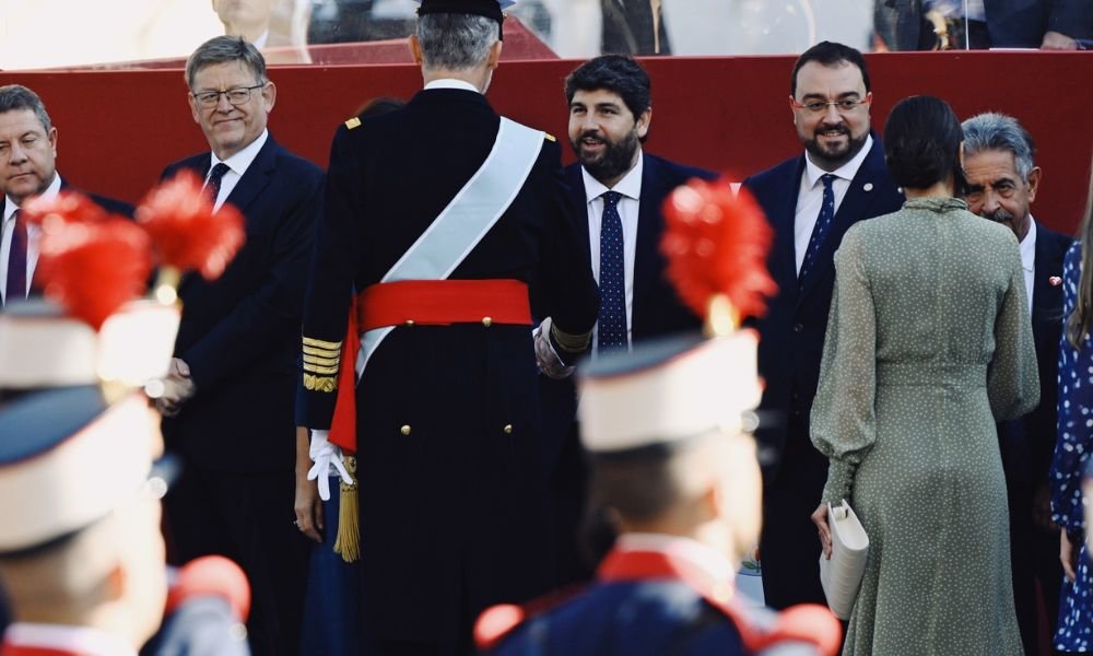 El presidente López Miras saluda al Rey en los prolegómenos del desfile