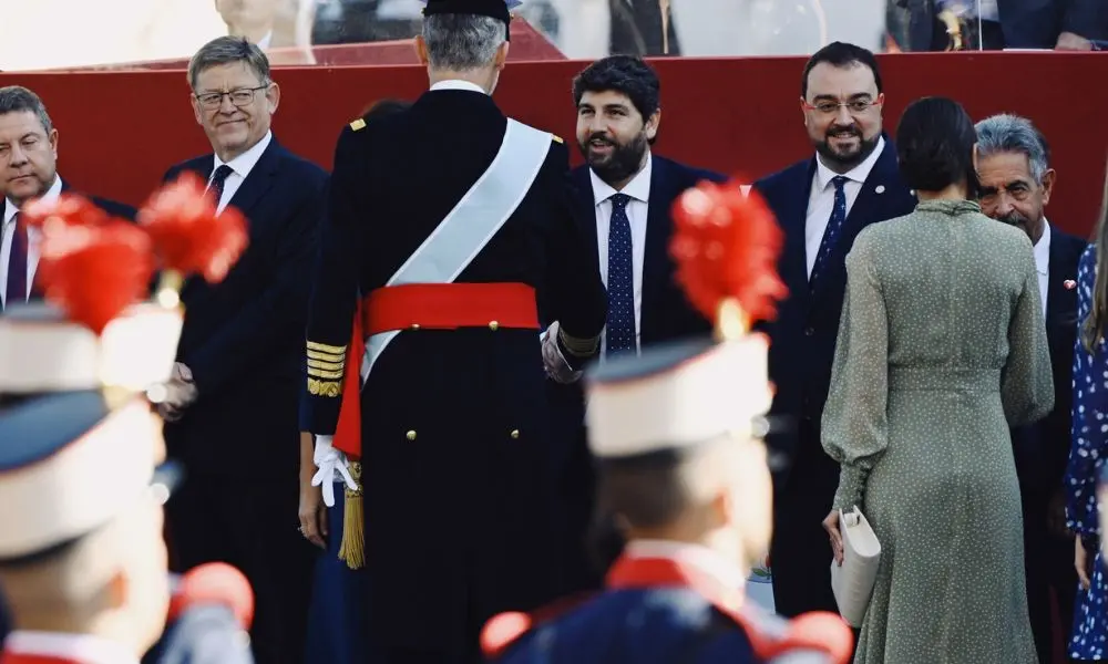 El presidente L&oacute;pez Miras saluda al Rey en los proleg&oacute;menos del desfile