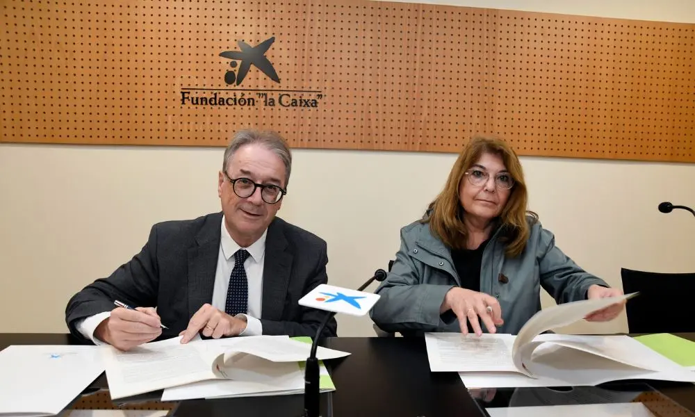 El subdirector general de la Fundaci&oacute;n La Caixa, Marc Sim&oacute;n, y la consejera de Educaci&oacute;n de la Regi&oacute;n de Murcia, Mar&iacute;a Isabel Campuzano Mart&iacute;nez, han firmado hoy un nuevo acuerdo de colaboraci&oacute;n para trabajar en la superaci&oacute;n de la pobreza infantil a trav&eacute;s de CaixaProinfancia.