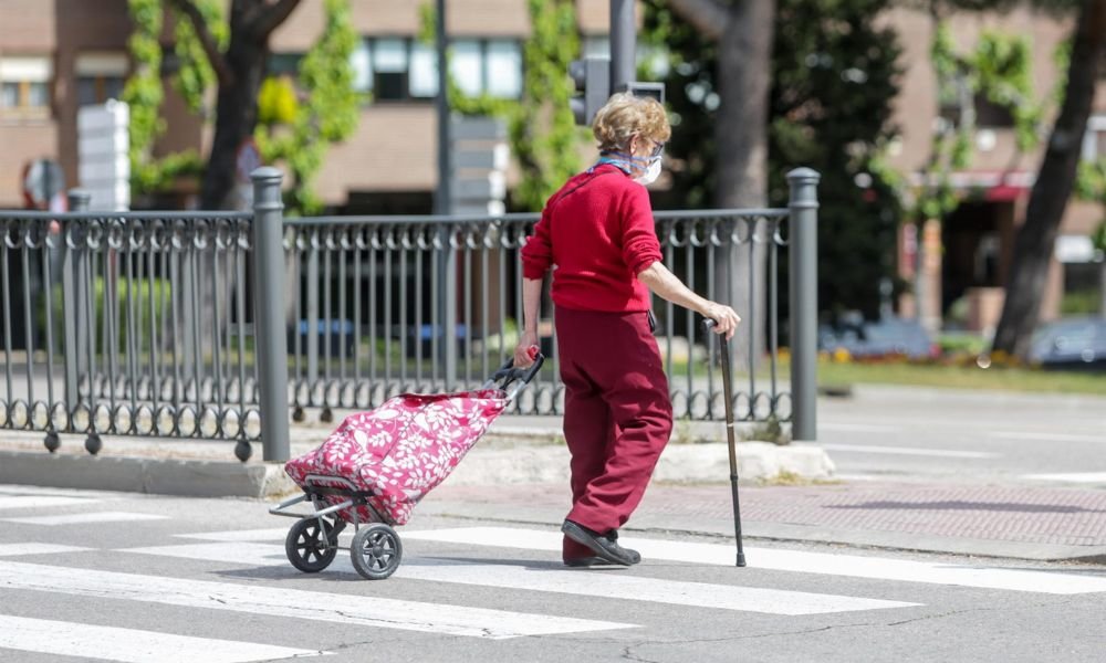 Una anciana con el carrito de la compra (Foto: Ricardo Rubio - Europa Press)