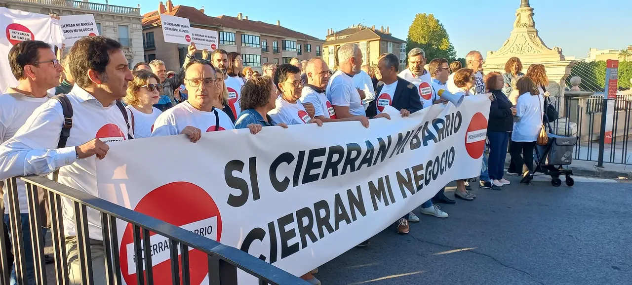 Vecinos del barrio de El Carmen se concentran en el puente de los Peligros | FOTO: EUROPA PRESS