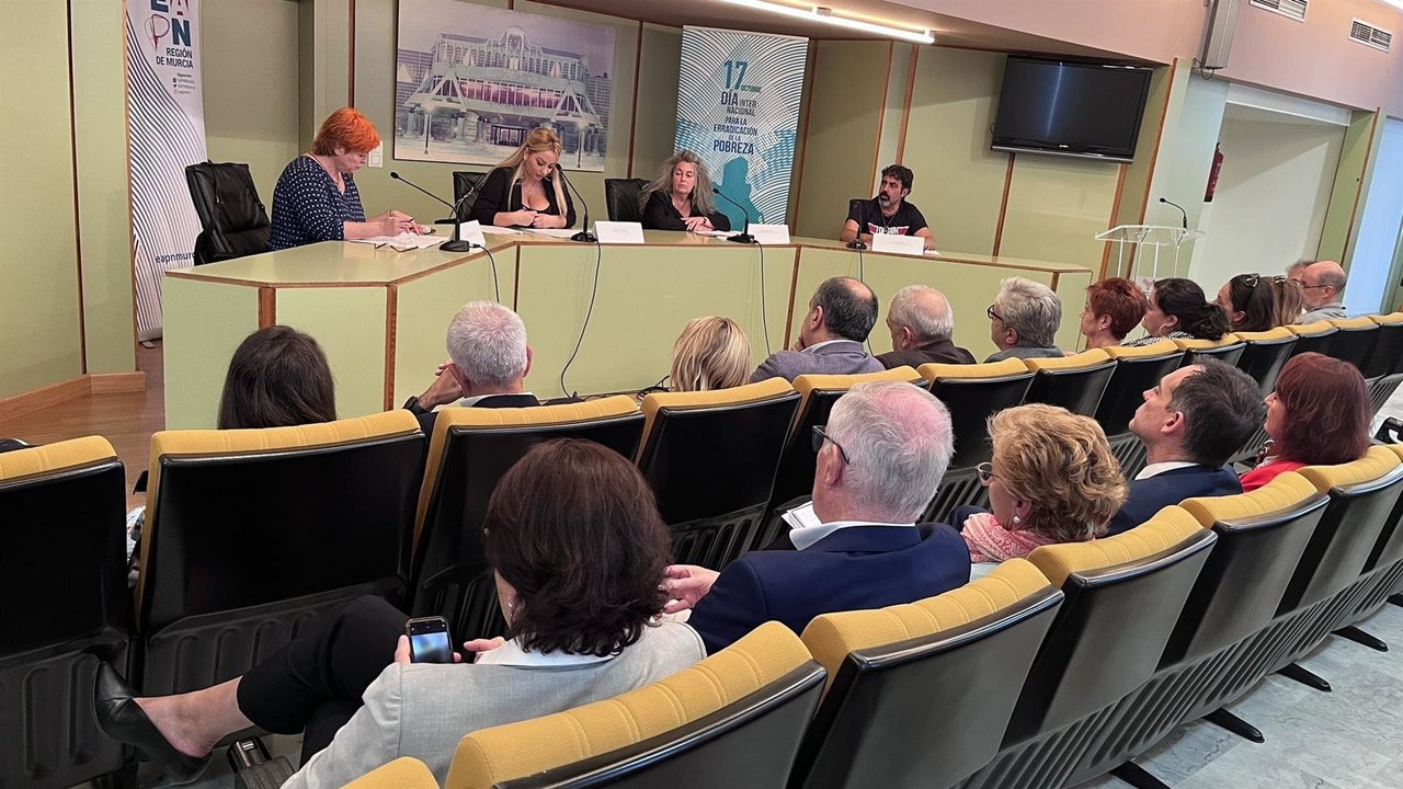 La EAPN presenta a los representantes de los grupos parlamentarios los datos del informe de la pobreza en España y en la Región de Murcia | FOTO: ASAMBLEA REGIONAL