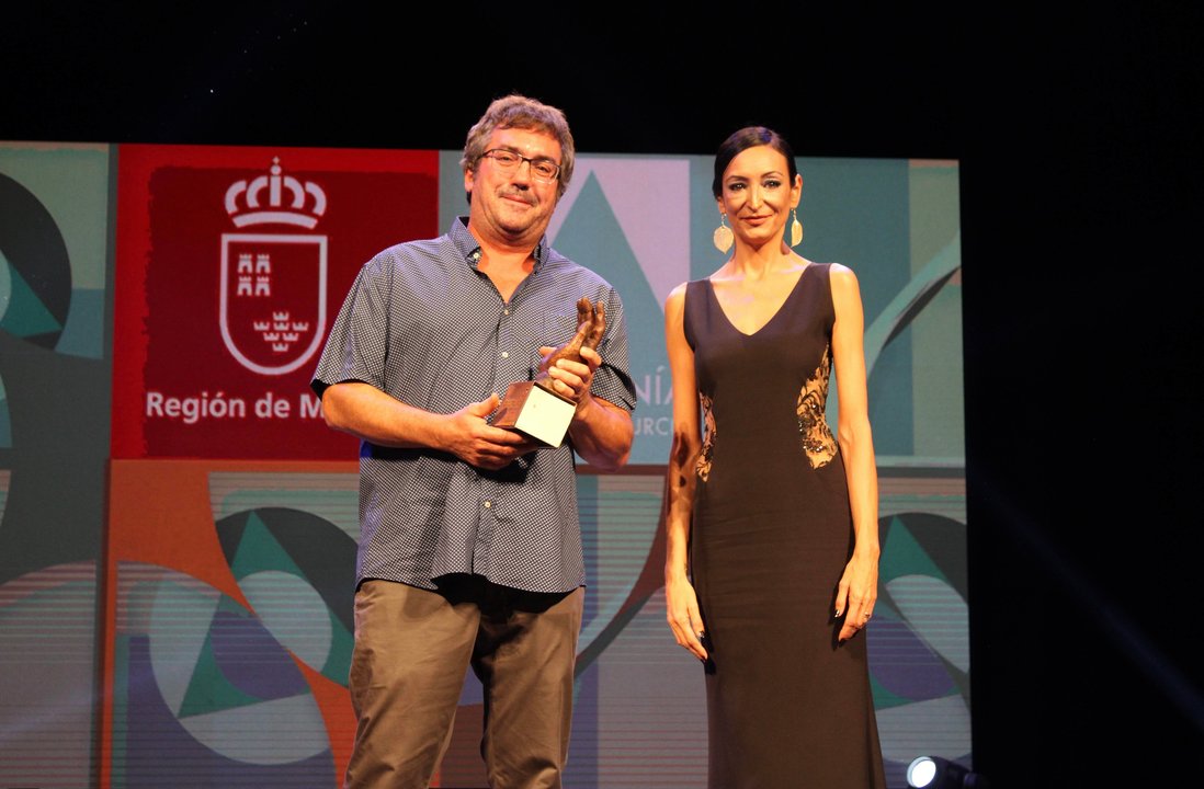 La consejera de Empresa, Empleo, Universidades y Portavocía, Valle Miguélez, entrega el Premio Regional de Artesanía al artesano creativo del vidrio y metal Ismael Cerezo ‘Flyppy’, en la Gala celebrada esta tarde en Lorca. | FOTO: CARM