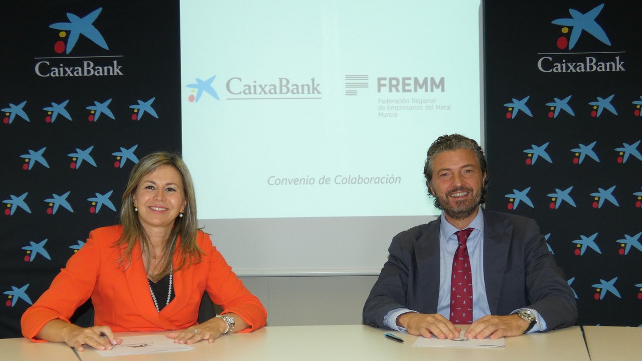 Olga García, directora territorial de Caixabank, y Alfonso Hernández, presidente de la FREMM