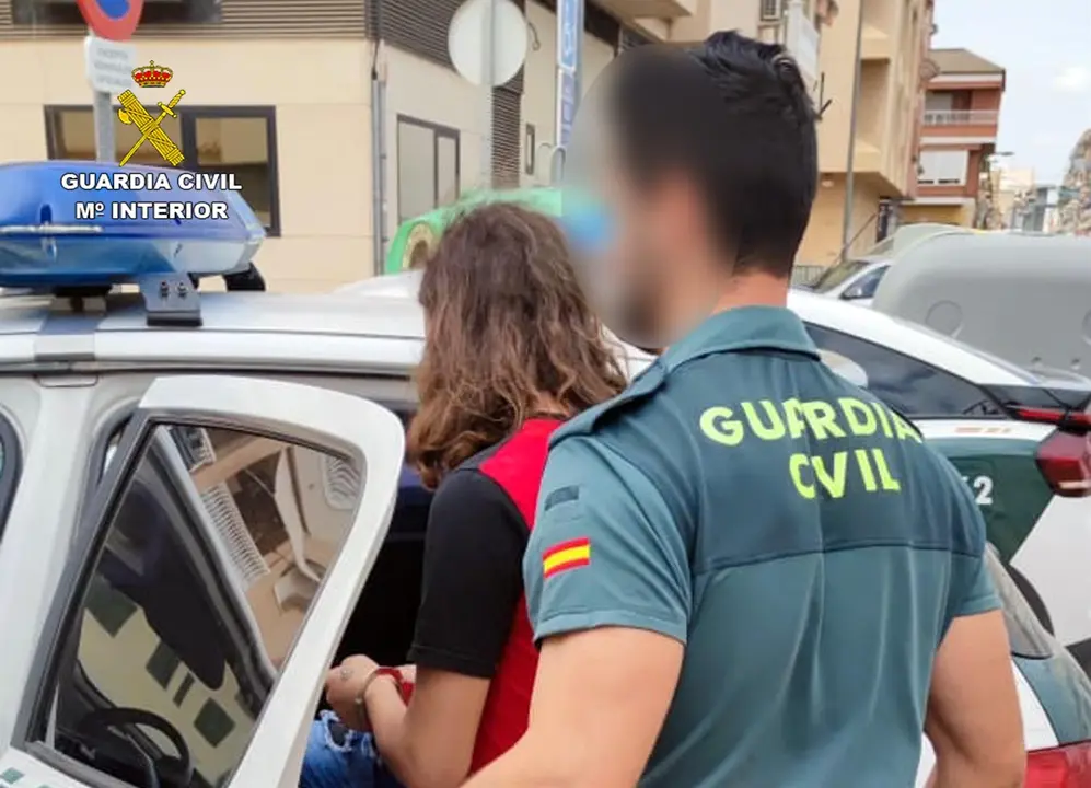 Imagen del detenido, custodiado por la Guardia Civil | FOTO: GUARDIA CIVIL
