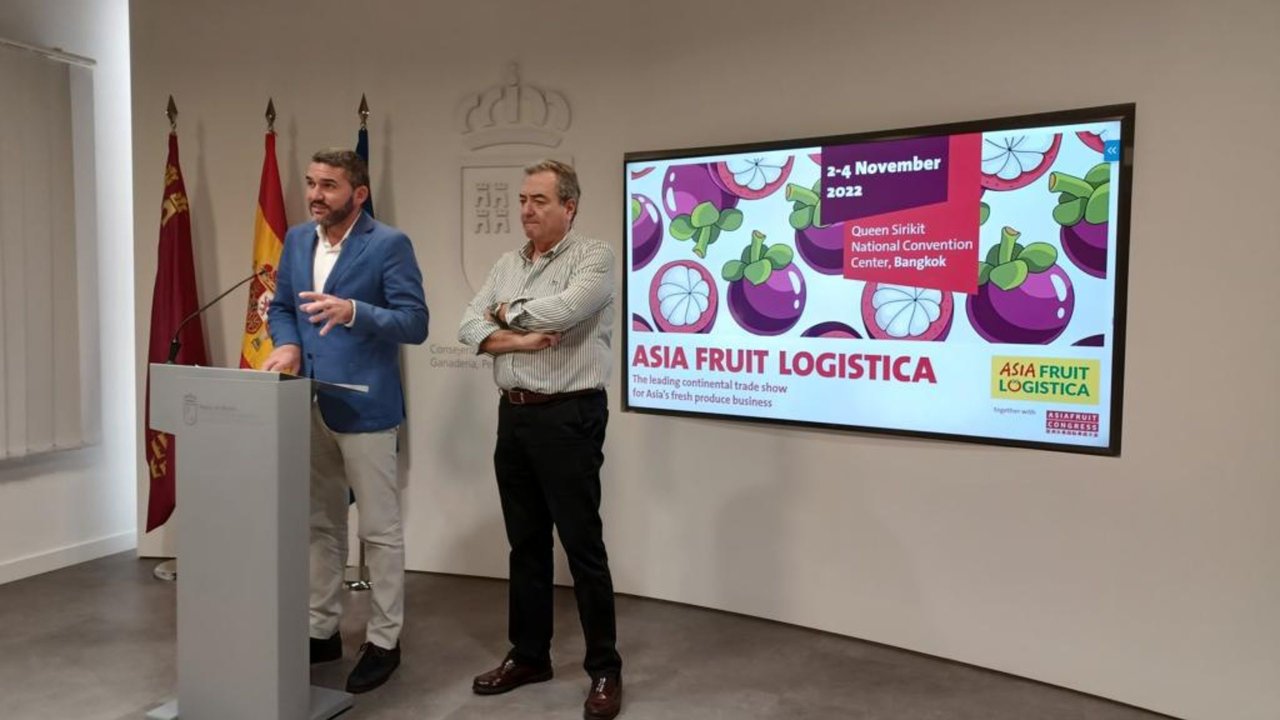 El consejero Antonio Luengo, y el presidente de Apoexpa, Joaquín Gómez, durante la presentación de la presencia de la Región en Asia Fruit Logistica (Foto: CARM)