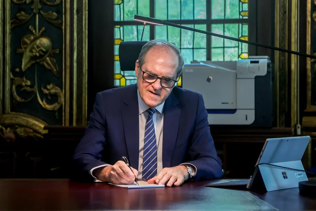 El defensor del Pueblo de Espa&ntilde;a, &Aacute;ngel Gabilondo, en su mesa de trabajo. FOTO: EUROPA PRESS
