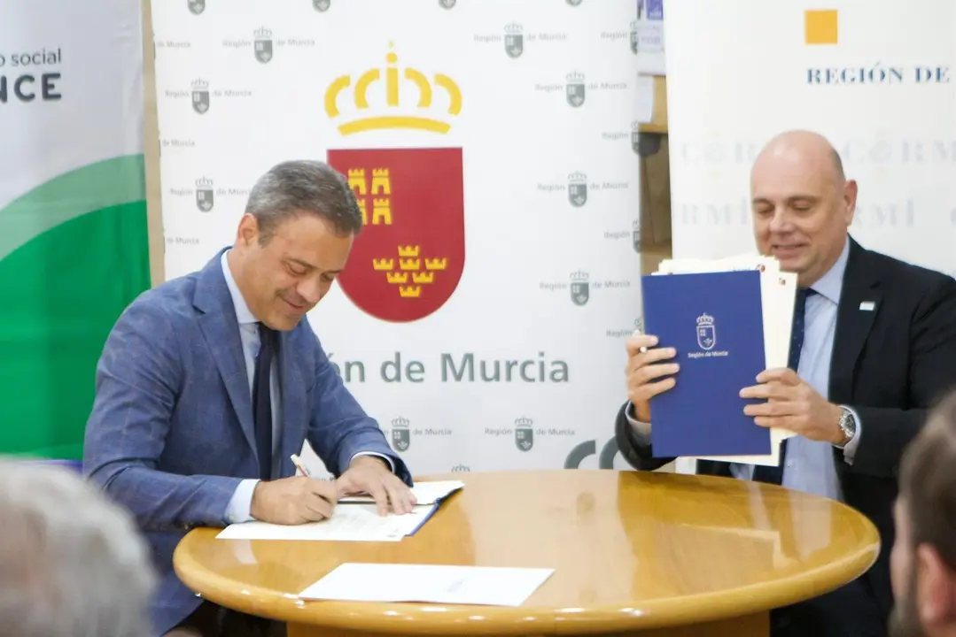 El consejero de Presidencia, Turismo, Cultura y Deportes, Marcos Ortu&ntilde;o, y el presidente de Cermi, Pedro C&eacute;sar Mart&iacute;nez, firman el convenio de colaboraci&oacute;n. | FOTO: CARM