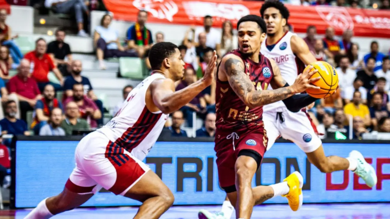 Jordan Davies entra a canasta durante el partido (Foto: UCAM Murcia)