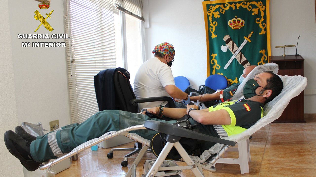Un agente de la Guardia Civil donando sangre (Foto: GC)