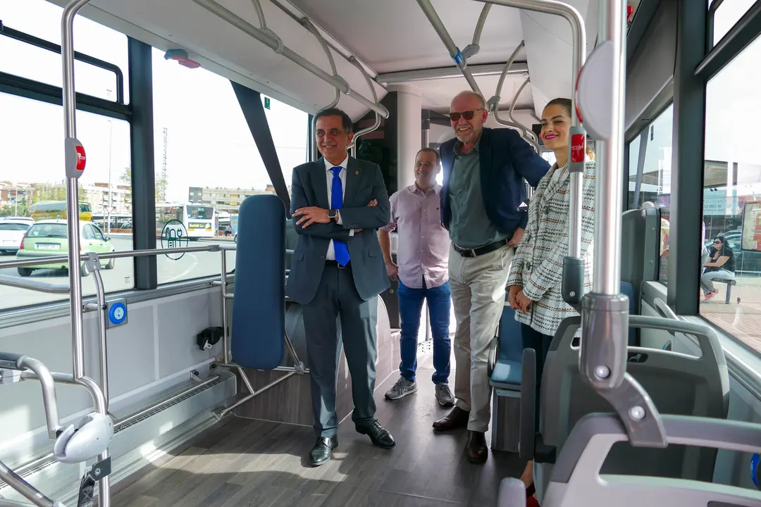 El Ayuntamiento de Murcia presenta los nuevos autobuses 100% el&eacute;ctricos que circular&aacute;n por el municipio. | FOTO: AYUNTAMIENTO DE MURCIA