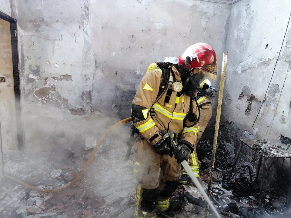 Imagen de archivo de un bombero del CEIS extinguiendo un incendio (foto: CEIS)